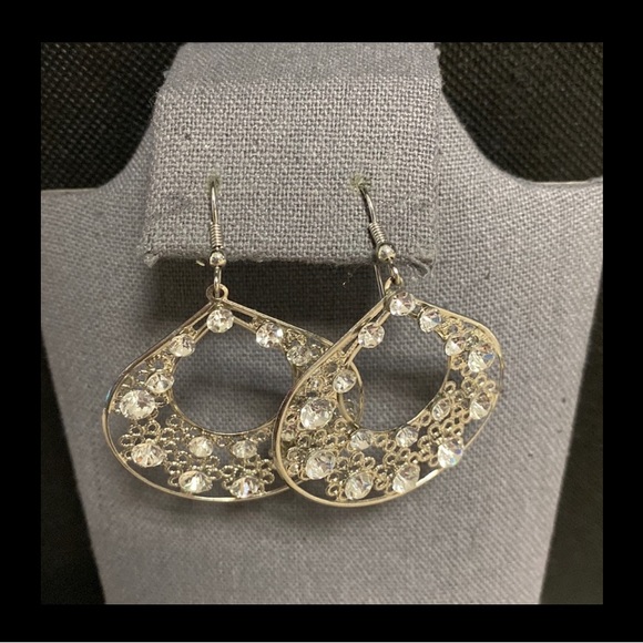 Rhinestone butterfly necklace with matching dangling earrings - Picture 2 of 11